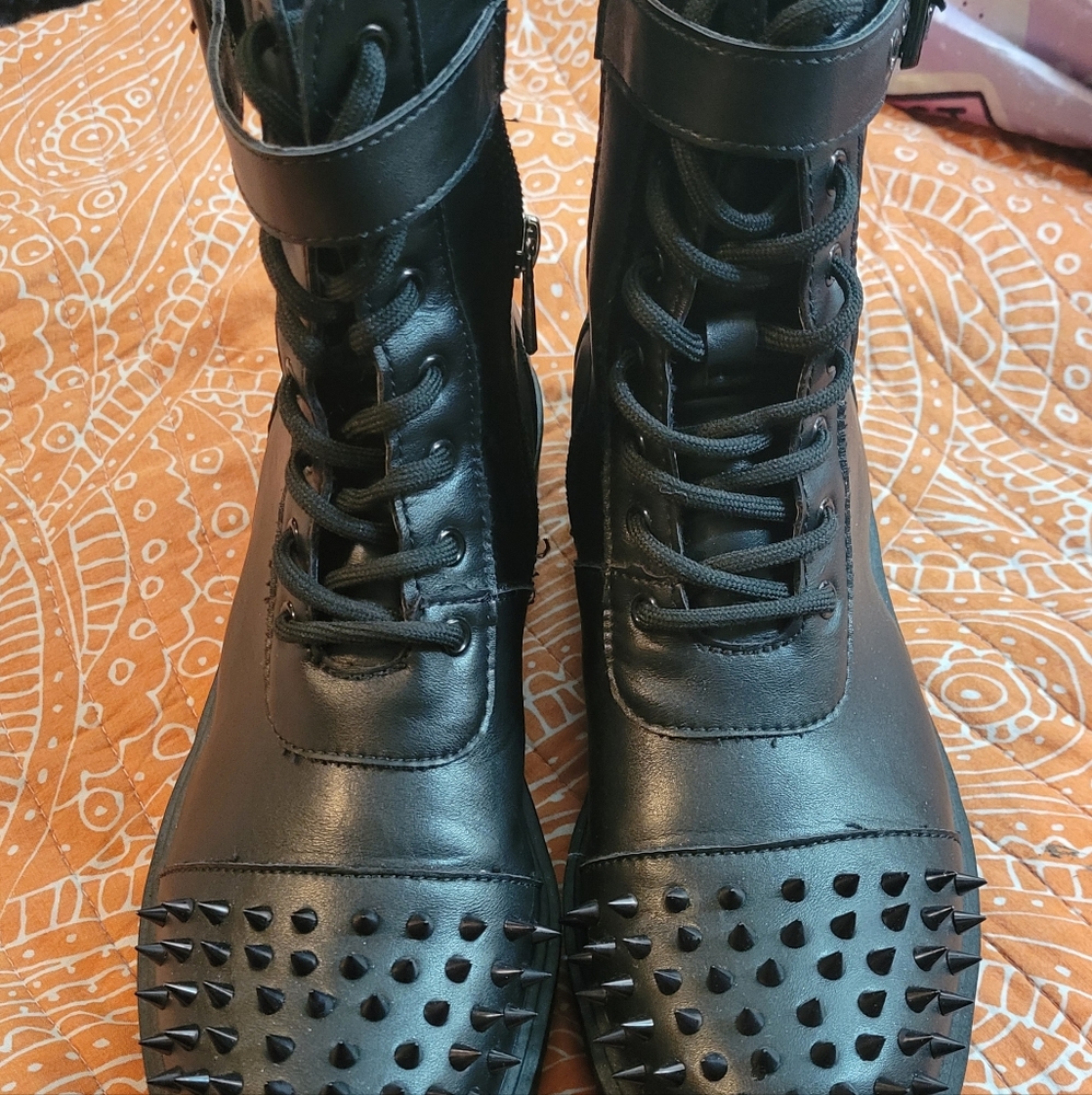 Spike boots